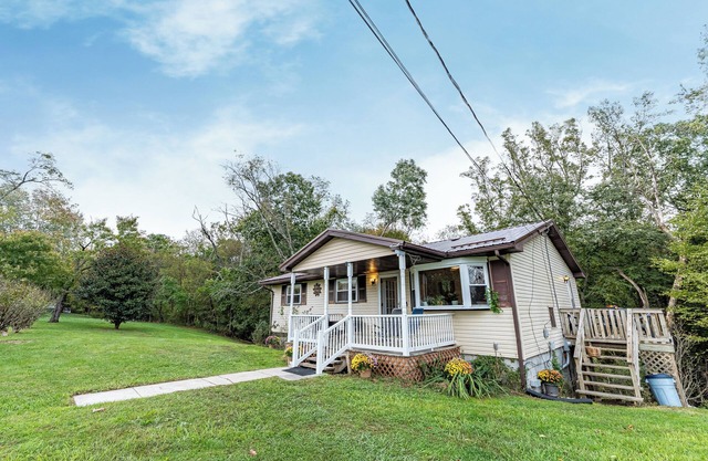 3br Cottage in Lansing bordering the New River Gorge National Park and Preserve