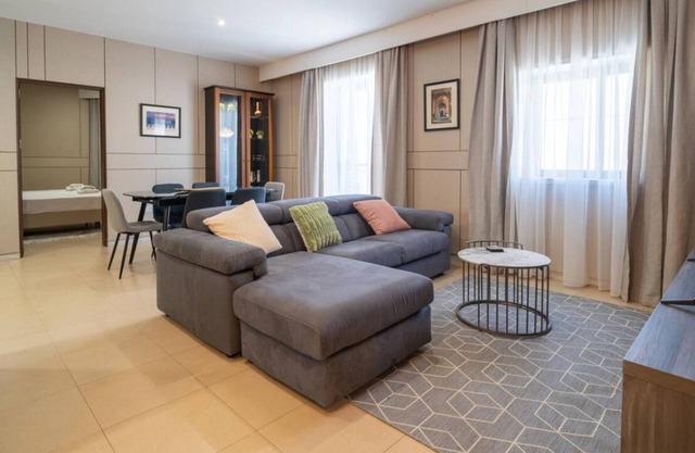 3BR Designer Stay with Outdoor Space, WIFI & AC !