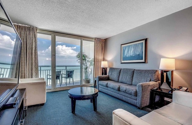 Ocean view condo w/pools & hot tubs