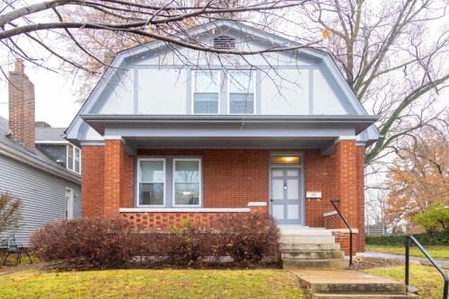 3BR Dogtown Bungalow Office and Bar