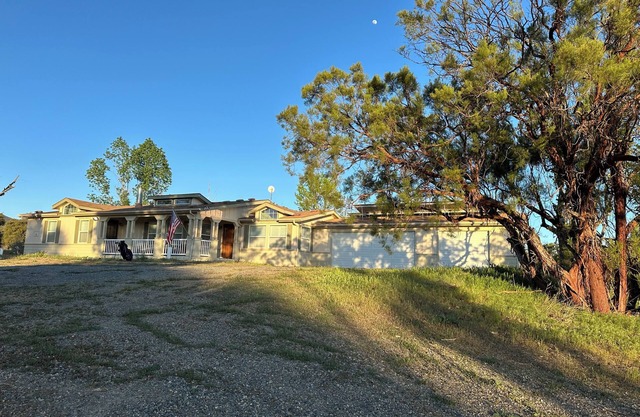 3BR Farmhouse Getaway, Group-Friendly, WiFi, AC, Trails & Petting Zoo Nearby