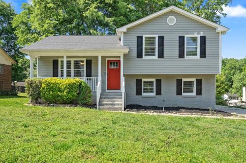 3BR Gem! Home Theater with Large Yard! 5 miles to Airport and Uptown! Free Parking! Pets Ok!