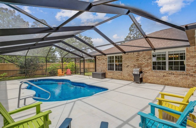 3BR Home |Private Screened Pool, Sunroom & Matured Landscaping |Quiet Neighborhood |Close to Beaches