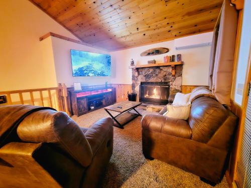 3BR Home w Game Room by The Village, Lake & Summit