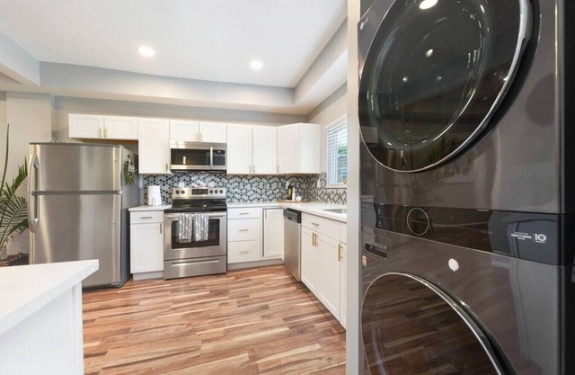 3BR Luxury Home with Fireplace
