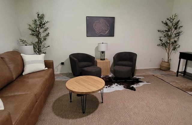 3BR Near Airport | Fast WiFi | Pet Friendly