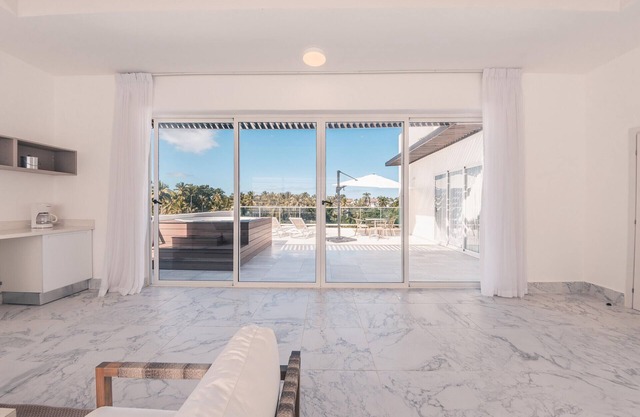 Penthouse w/ jacuzzi incl at Lake View