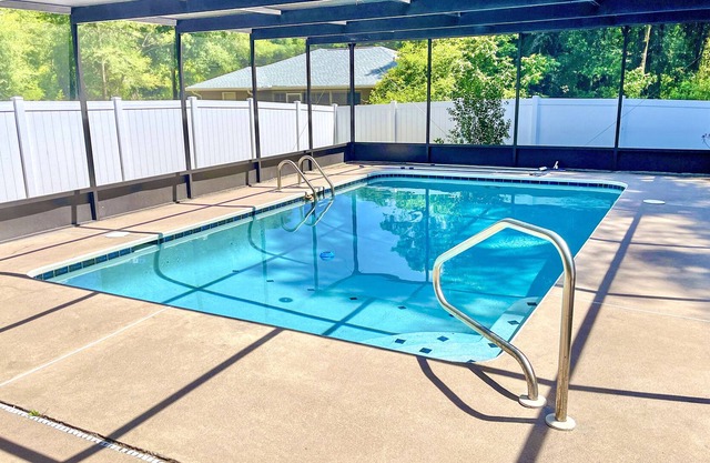 3br POOL, Fenced, near Downtown, Trails, Racetrack