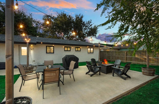 3BR Retreat Sleeps 6 Pet-Friendly Full Kitchen Close to Beaches & Dining!