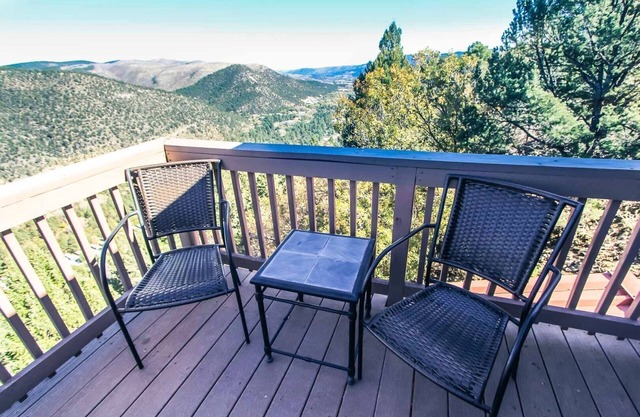 3BR Retreat w/ Mountain Views