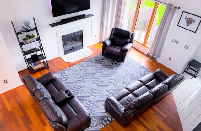 3BR, Sleeps 6, Onsite Parking & Gym Access