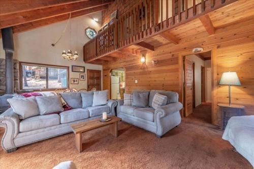 3BR Tahoe Donner Cabin with HOA Perks like Pools Hot-Tub Minutes to Trails Lake Golf