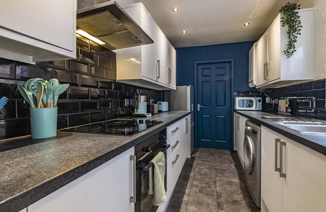 3BR Terraced House in Beeston with Easy City Centre Access