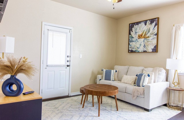 3BR Townhome w/King bed, Workspace & Playroom, Fast WiFi, Close to Fort Cavazos