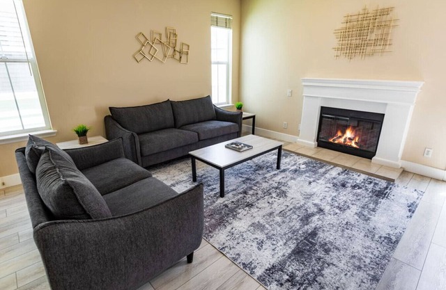 3BR Townhouse w/Patio, Games & Walk to the Beach!