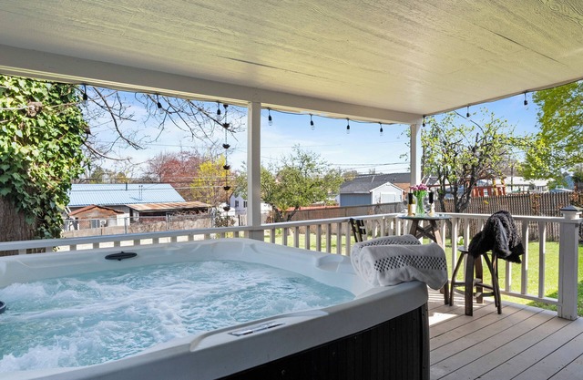 3BR WITH HOT TUB, GAME ROOM / PET FRIENDLY / 10' TO EVERYTHING