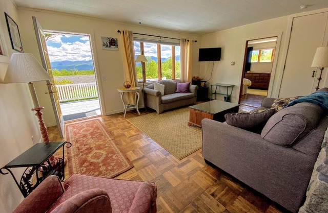 3L Cabin in picturesque Sugar Hill, breathtaking views, minutes from White Mountains attractions