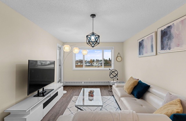 3rd Floor View With Balcony Facing Green Field. Slps 5. Spacious and Stunning