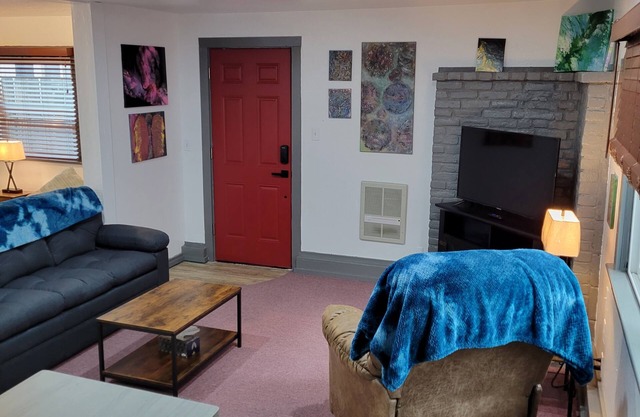 3rd Street Stop-cottage house,walking distance to middle of town and activities