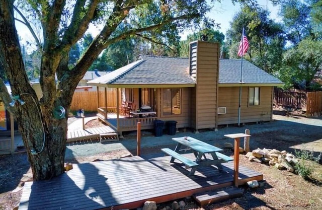 3RM Loft Cabin w trees, fire pit, swing, horseshoes!
