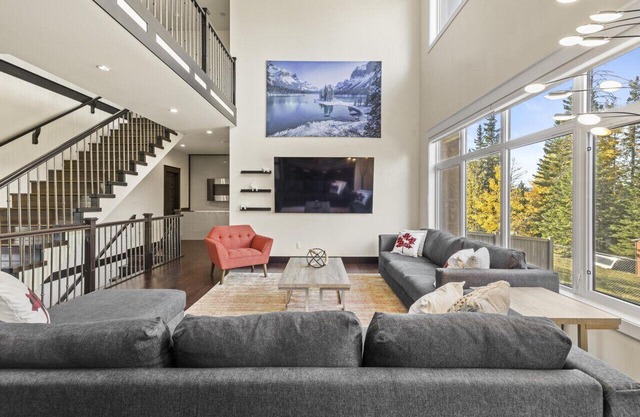 4,000 sq ft 7 Br/4.5 Ba Luxury Home with Amazing Amenities
