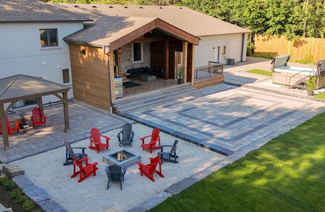 4 Acre Estate | 7 Bedrooms | Sleeps 20 | 5min to Downtown