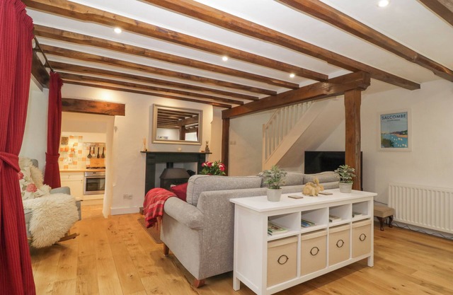 4 BARTON COTTAGES, pet friendly, with open fire in Plymouth