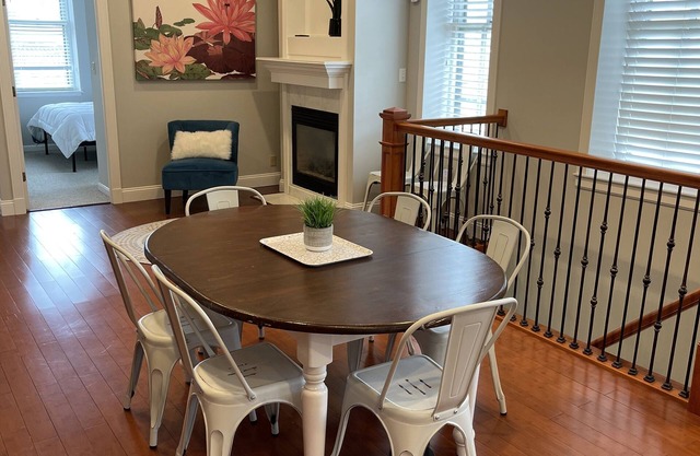 4 Bd Apartment close to Downtown GREAT FOR LONG STAYS! Historic Neighborhood
