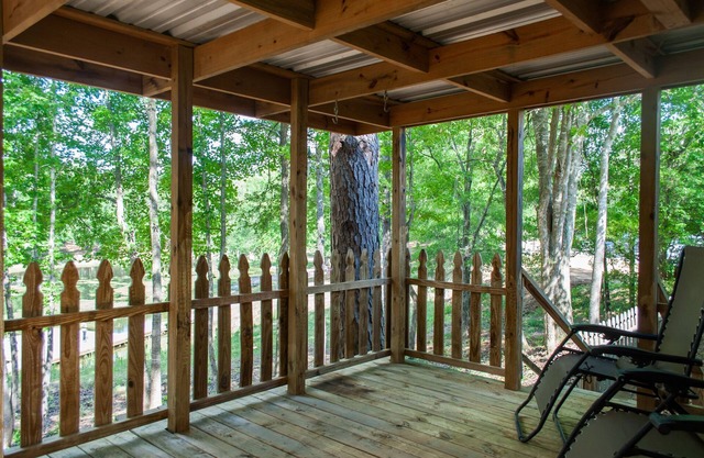 4 bd rm, 2bth modular, feat. full ktch, private deck & grill at Kick Back Ranch.