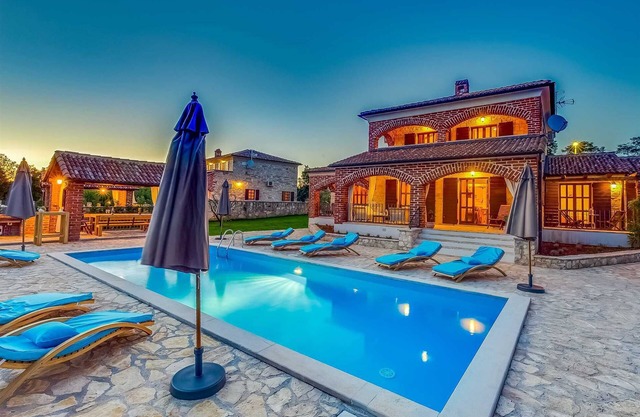 4 Schlafzimmer Villa mit Pool und extra großem Garten