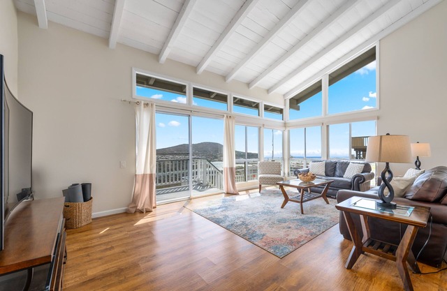 4 BDR Hilltop Home w/Stunning Views, 20 Minutes from Honolulu!