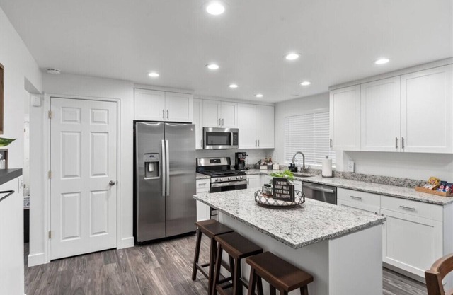 4 Bdrm 6 Bed Clean Pet Friendly HotTub New Kitchen