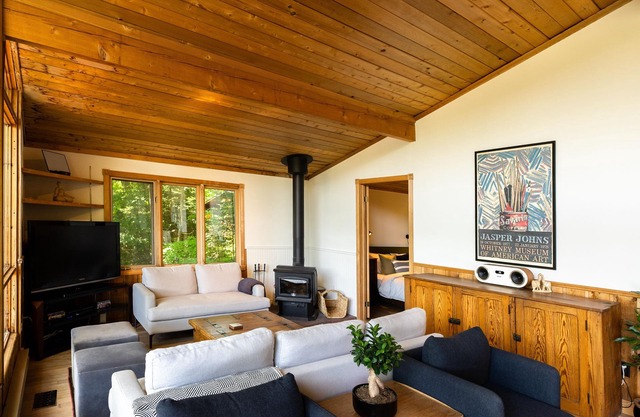 4 Bdrm Lakefront Family Cottage near Sir Sam's