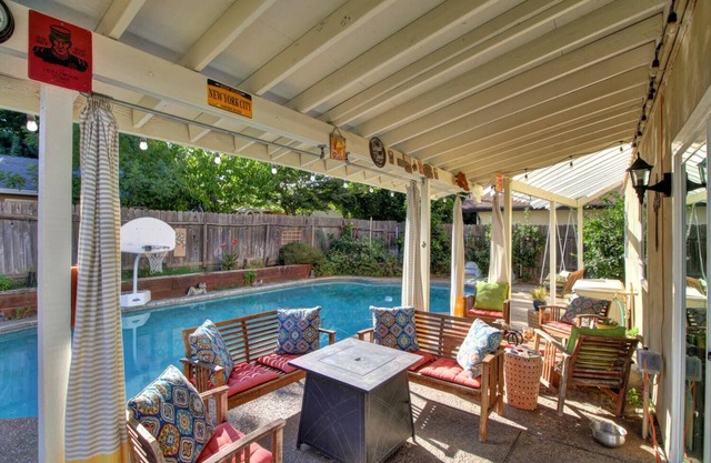 4 Bed 2.5 Bath House with Pool & Hot Tub One Block from American River
