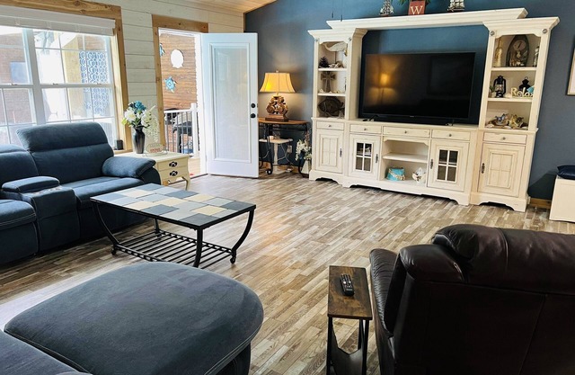 4 Bed 2 Bath home w/Private Pool, Hot Tub & Sauna. Close to Beaches!