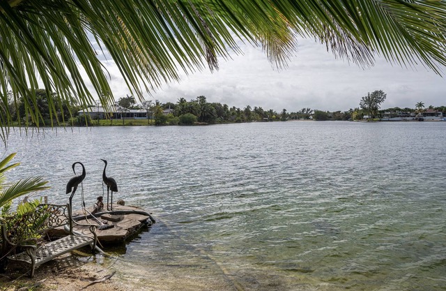4 BED & 2 BATH Lakefront Duplex w/ Pool in between Downtown Miami & Florida Keys