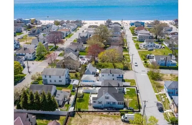 4 BED/2 BATH -STEPS FROM PRIVATE BEACH: OLD COLONY