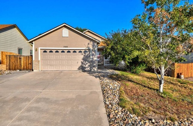 4 bed/2bath Sleep 10. CO Springs, Fenced yard, Pets w/fee, Great for families!