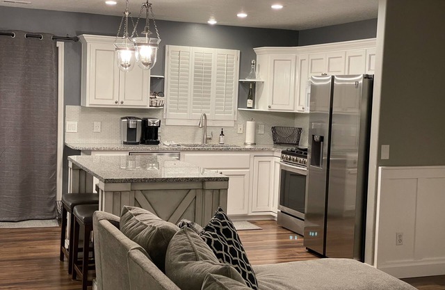 4 bed 2 bath Sleeps 8-9 people. Centrally located