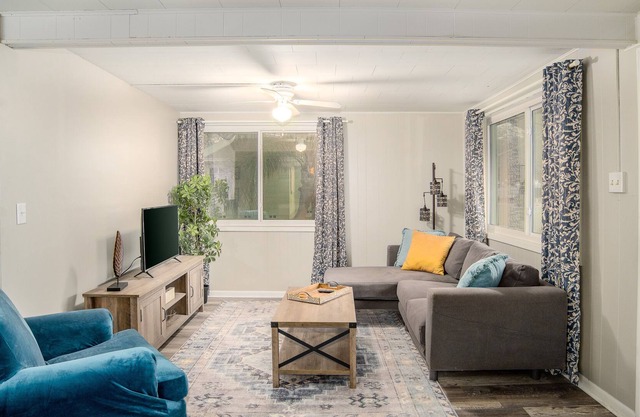 4 Bed/2 Bath Walk to Lake Ariana