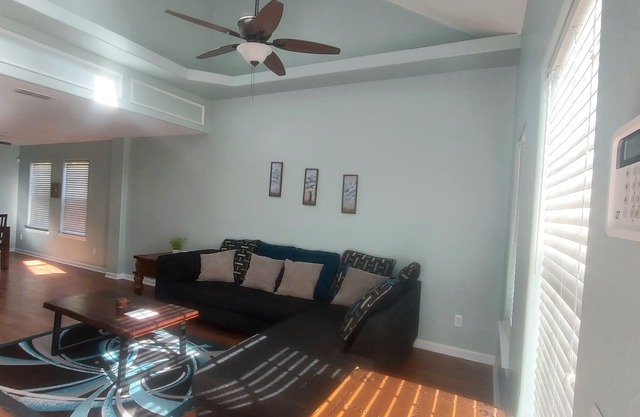 4 Bed 3.5 bath with king bed and jacuzzi tub!