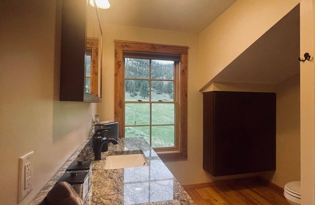 4 bed 3 bath cabin at Holter Lake by Wolf Creek Craig. Fishing, pool table, fun!