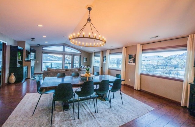 4 Bed, 3 Bath Riverfront Guesthouse, Mountain & River Views!