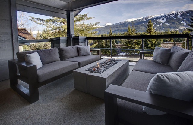 4 bed/3 bath twnhse w stunning Mtn view & HOT TUB