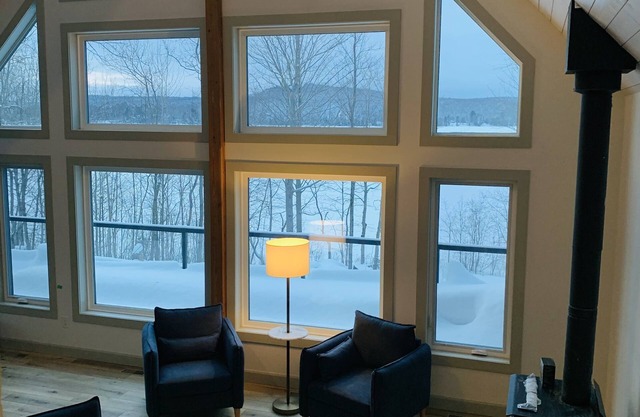 4-Bed/ 3-Bath Waterfront Cottage with Sunset Views