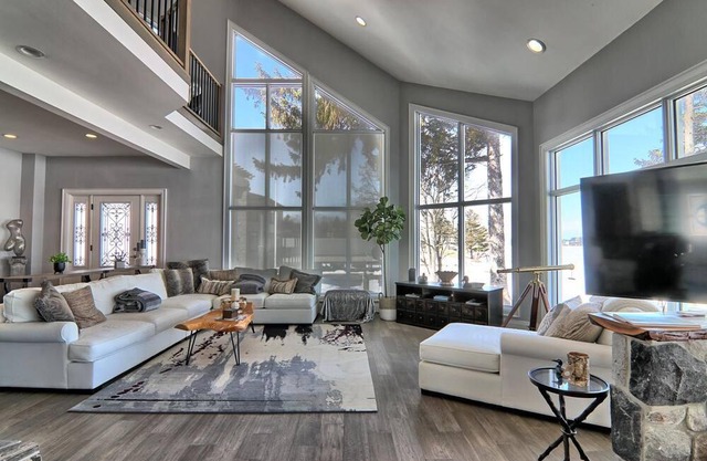 4 bed, 6 bath cottage on Lake Simcoe minutes from Barrie! In-ground pool!