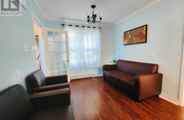 4‑Bed Bungalow|Steps to Memorial University & DT