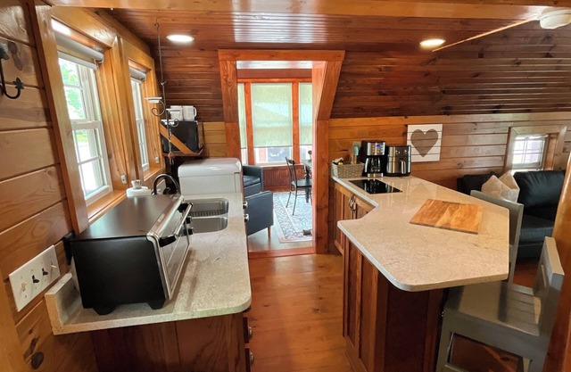 4 bed cabin in delightful Byrdstown with fitness room, WiFi, ACnBoat/trl parking