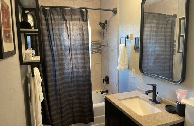 4 Bed Cozy Home closely located near downtown