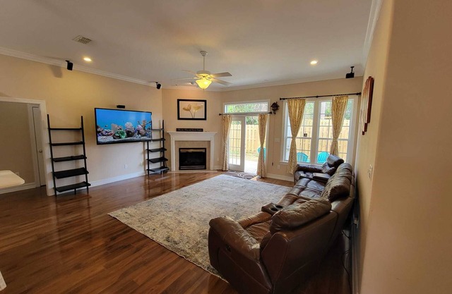 4 Bed home with 2 King next to HCA Florida Capital